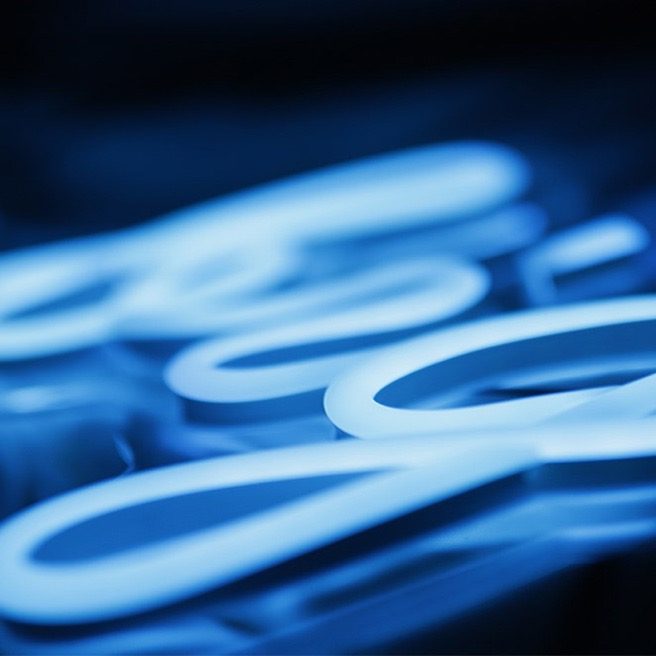 Nahaufnahme Neonschriftzug