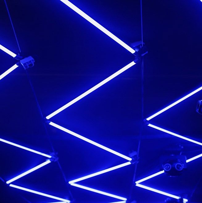 Schwarzlicht Neon an der Wand